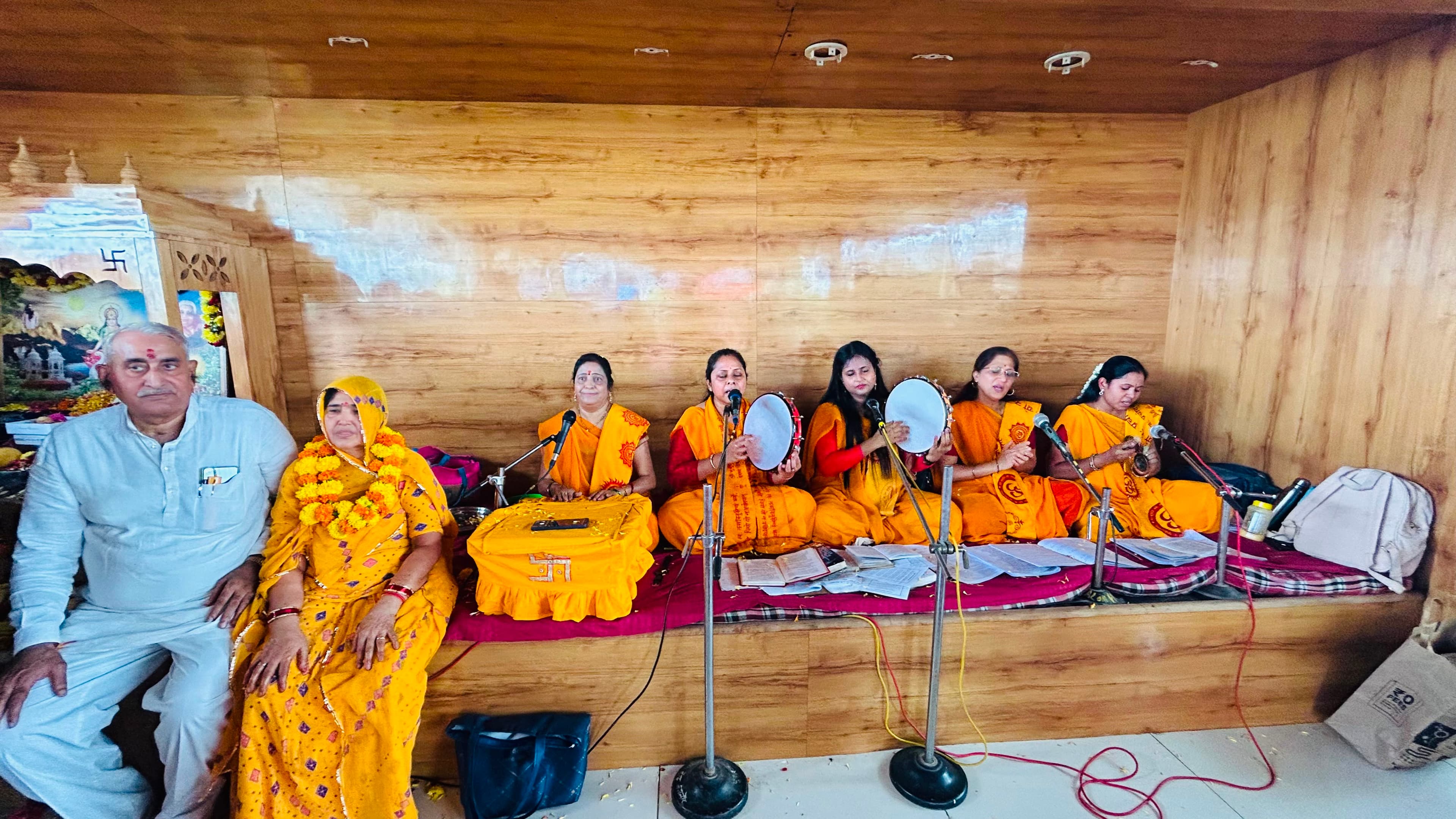 Parijans offering ahuti at the Triveni Mahasangam yagya on Gayatri Jayanti